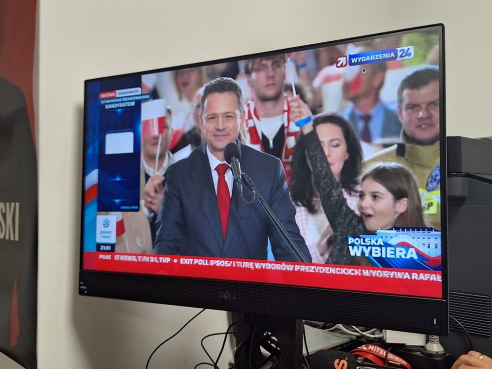 Wieczór wyborczy w sztabie Rafała Trzaskowskiego w Nowym Sączu. Euforia: JEST! Brawo…[FILM, ZDJĘCIA] 
