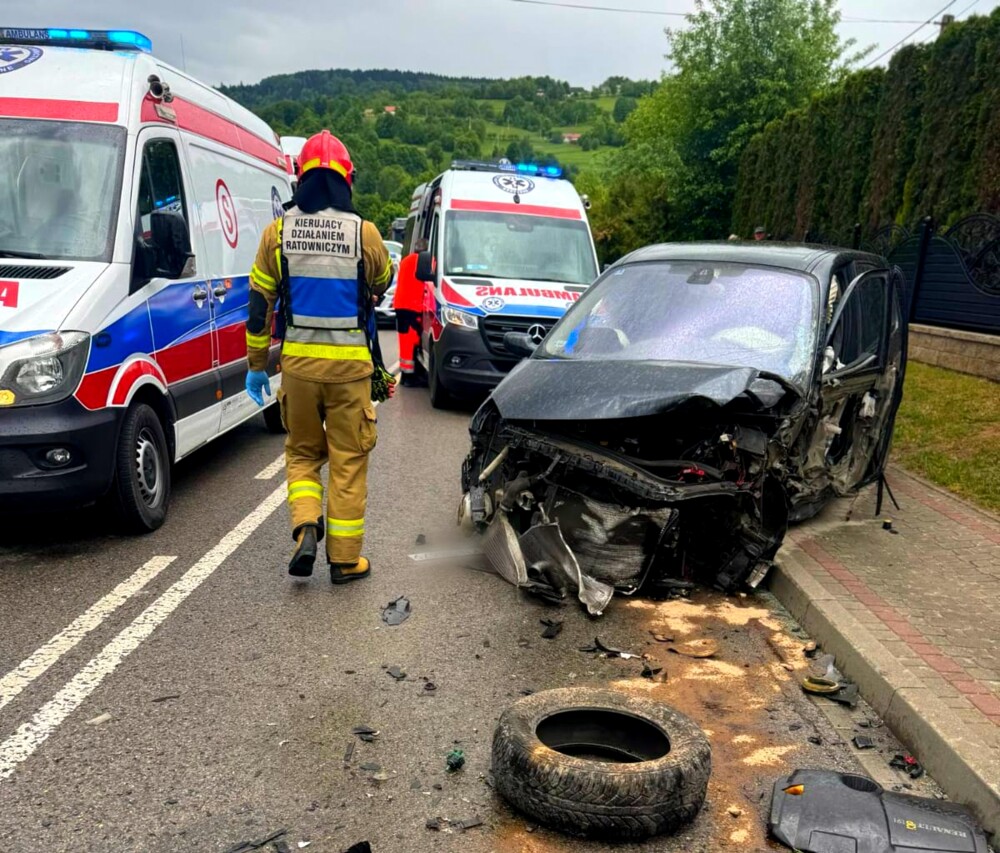 O włos od tragedii. Drewno spadło z ciężarówki i zmiażdżyło osobówkę, w środku było dziecko [ZDJĘCIA]	