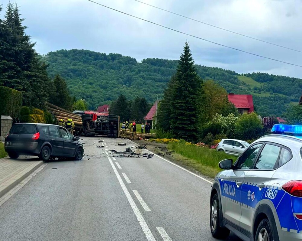 O włos od tragedii. Drewno spadło z ciężarówki i zmiażdżyło osobówkę, w środku było dziecko [ZDJĘCIA]	