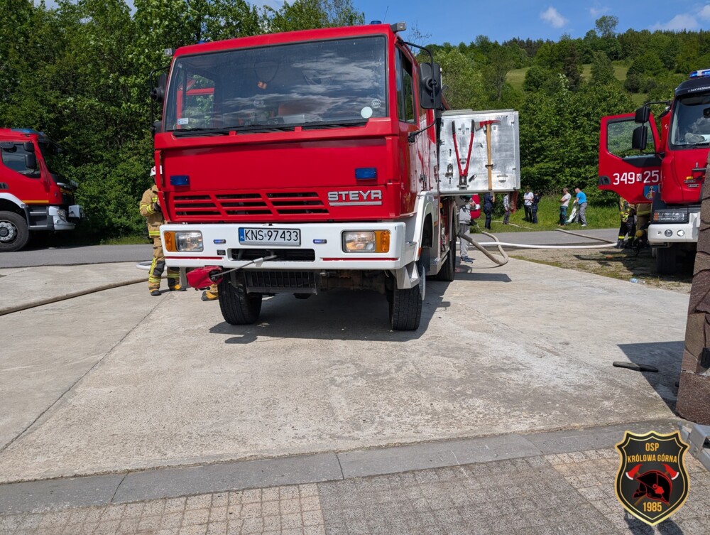 Pożar stolarni pod Nowym Sączem. Z ogniem walczyło kilkudziesięciu strażaków [ZDJĘCIA]