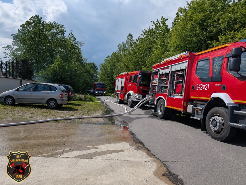 Pożar stolarni pod Nowym Sączem. Z ogniem walczyło kilkudziesięciu strażaków [ZDJĘCIA]