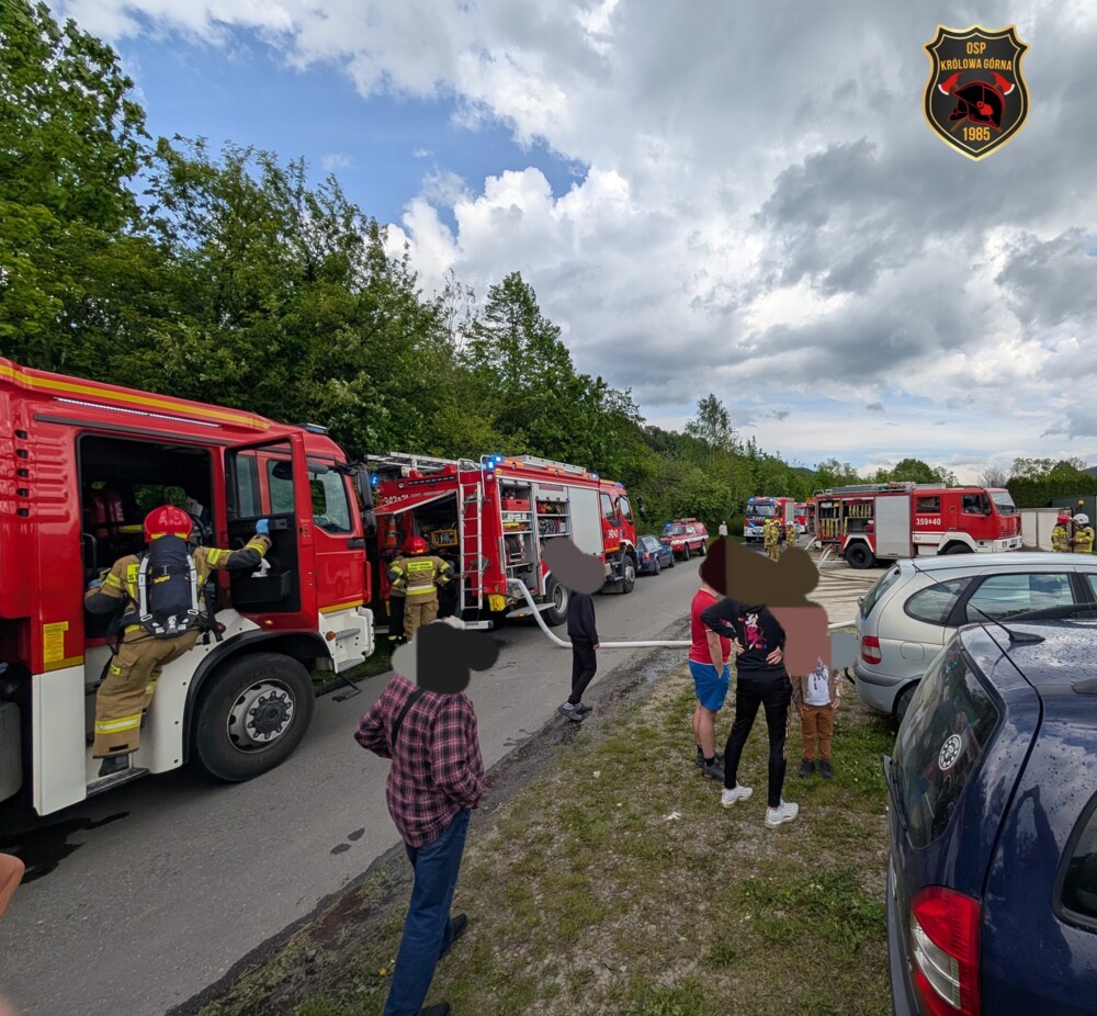 Pożar stolarni pod Nowym Sączem. Z ogniem walczyło kilkudziesięciu strażaków [ZDJĘCIA]