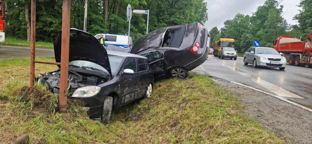 Straszny wypadek w Starym Sączu! Samochody rozbite, kierowcy w szpitalu [ZDJĘCIA]