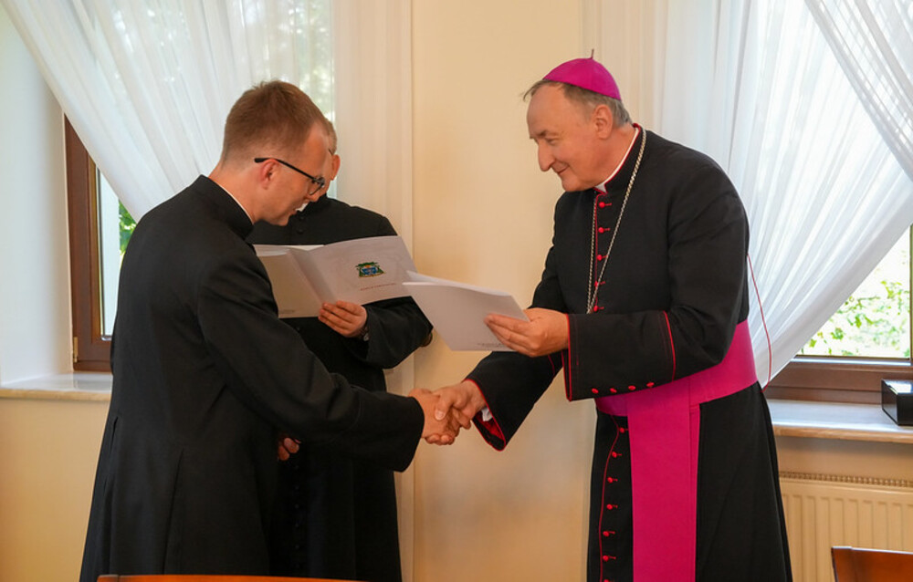 Wielkie zmiany w parafiach. Biskup Andrzej Jeż mianował nowych proboszczów [LISTA]