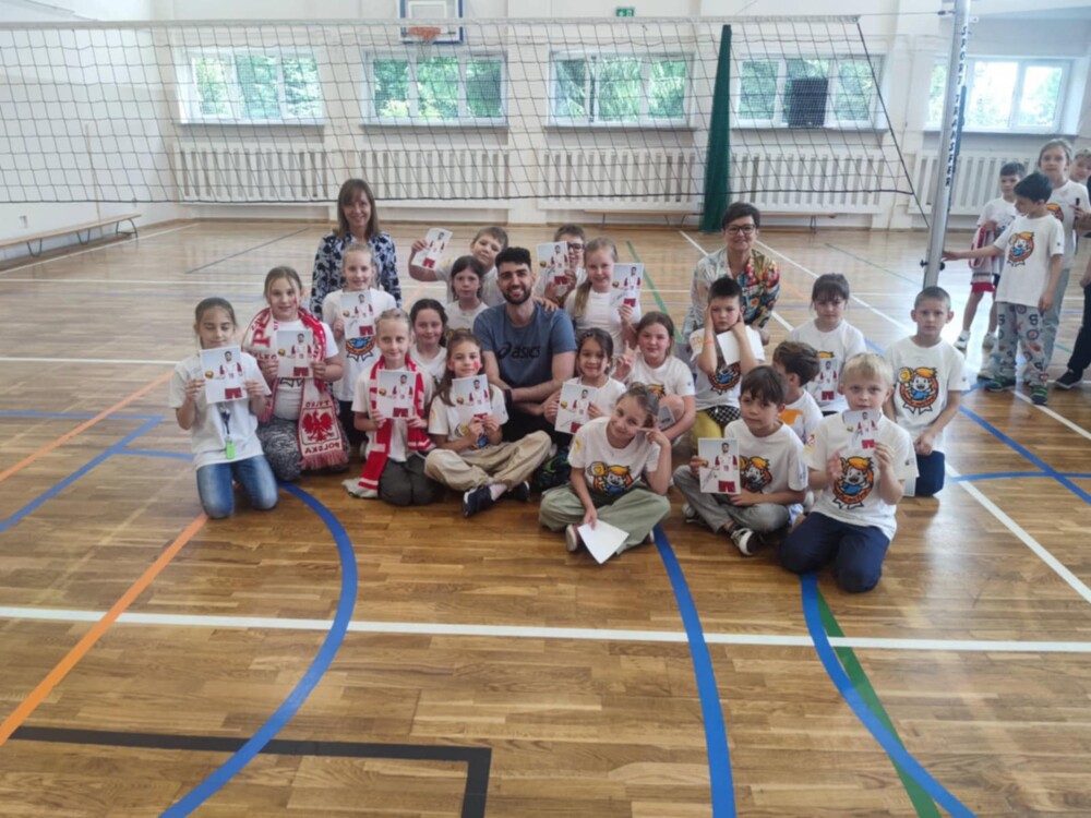 Znany siatkarz odwiedził  Szkołę Podstawową nr 20. To sportowiec nie tylko ze złotym medalem, ale i złotym sercem