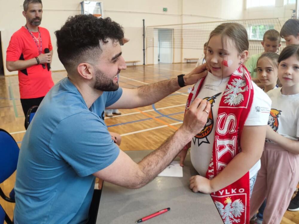 Znany siatkarz odwiedził  Szkołę Podstawową nr 20. To sportowiec nie tylko ze złotym medalem, ale i złotym sercem