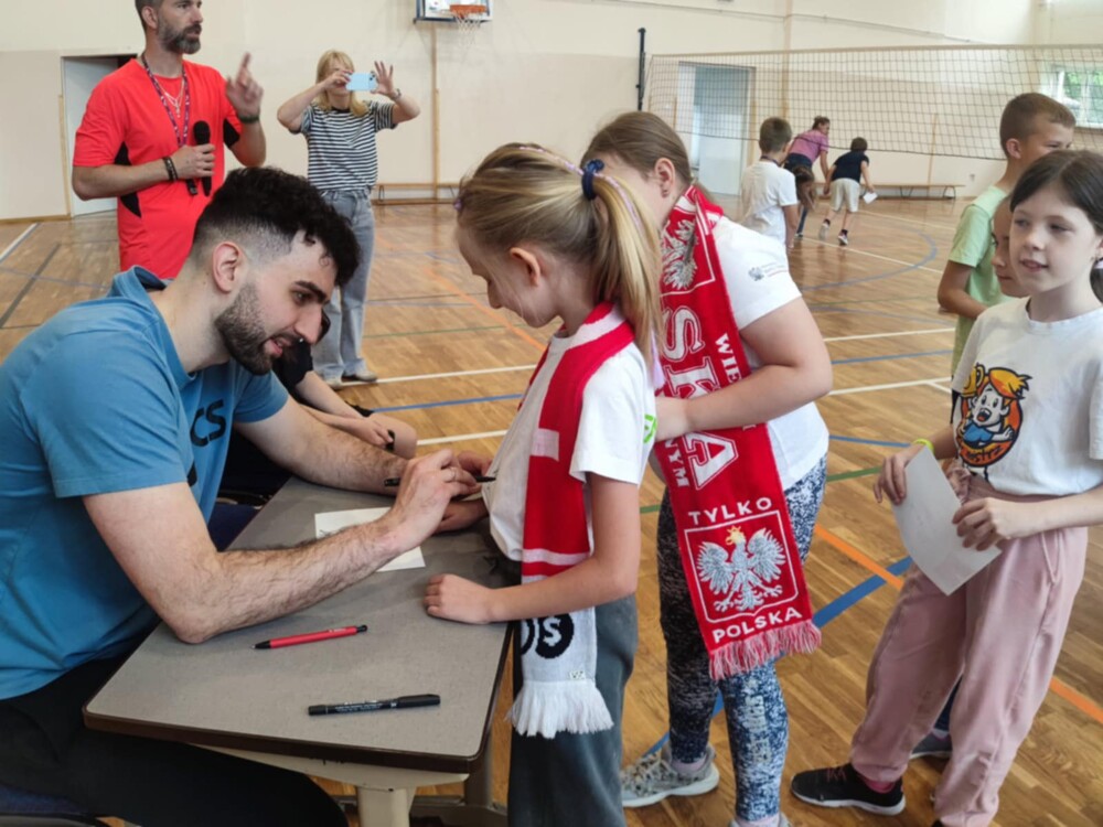 Znany siatkarz odwiedził  Szkołę Podstawową nr 20. To sportowiec nie tylko ze złotym medalem, ale i złotym sercem