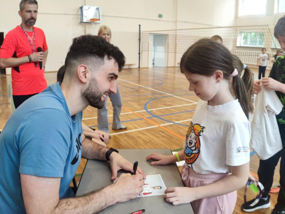 Znany siatkarz odwiedził  Szkołę Podstawową nr 20. To sportowiec nie tylko ze złotym medalem, ale i złotym sercem