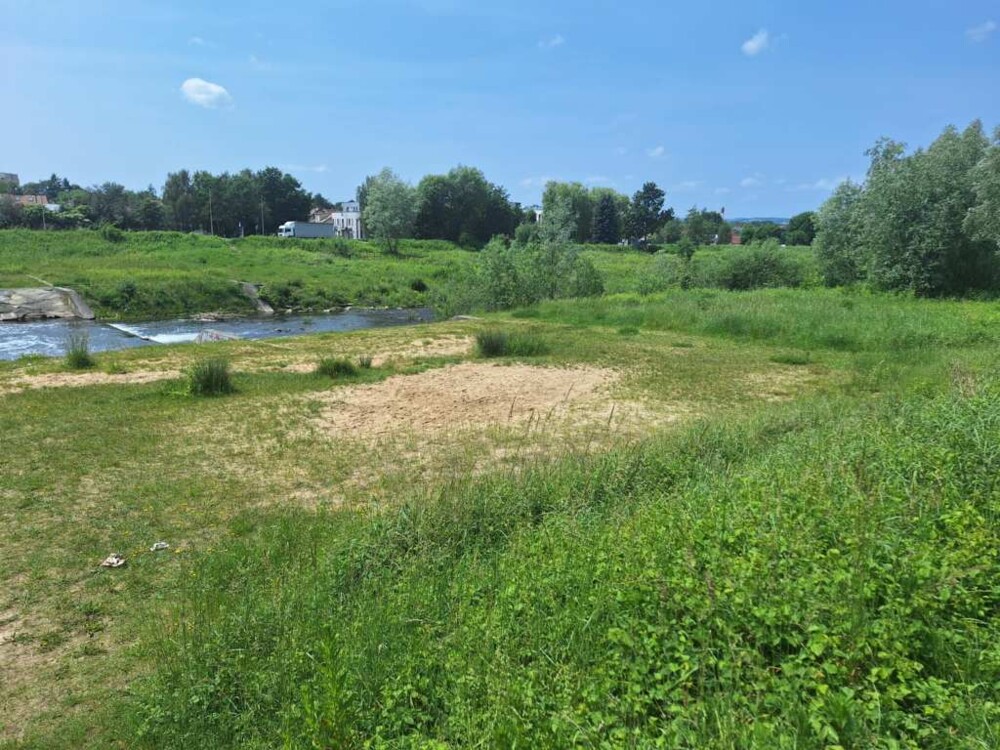 Tyle zostało po plaży nad rzeką Kamienica w Nowym Sączu. Jeszcze nie tak dawno wypoczywali tam mieszkańcy [ZDJĘCIA]