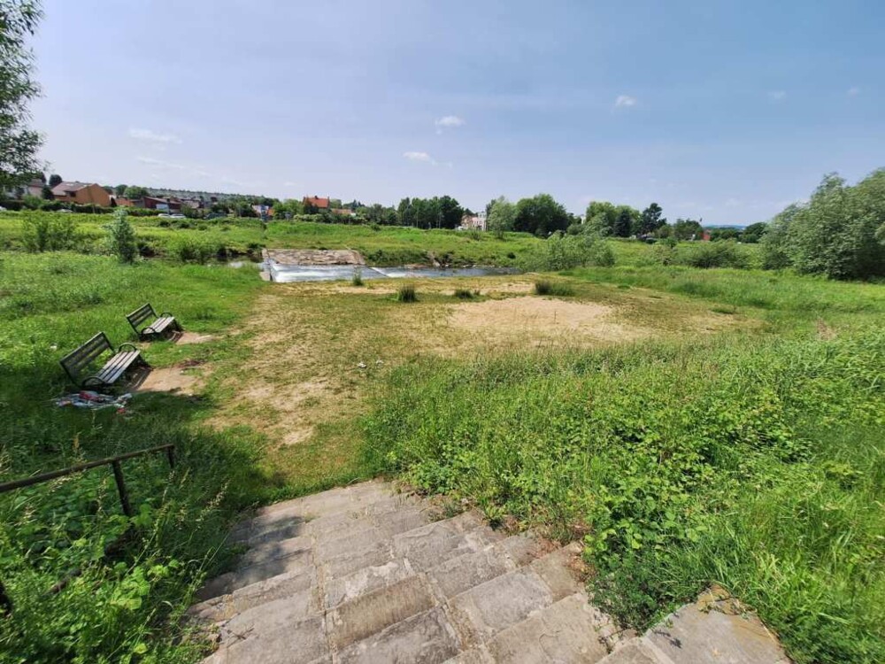 Tyle zostało po plaży nad rzeką Kamienica w Nowym Sączu. Jeszcze nie tak dawno wypoczywali tam mieszkańcy [ZDJĘCIA]