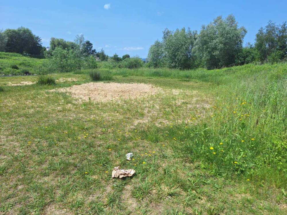 Tyle zostało po plaży nad rzeką Kamienica w Nowym Sączu. Jeszcze nie tak dawno wypoczywali tam mieszkańcy [ZDJĘCIA]