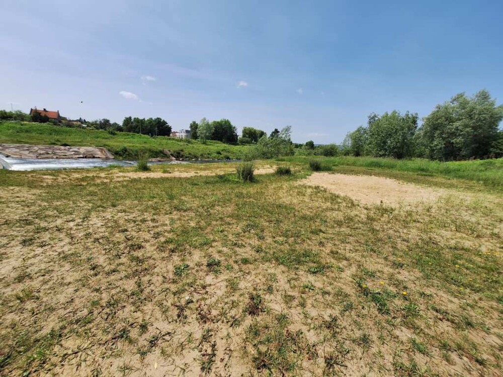 Tyle zostało po plaży nad rzeką Kamienica w Nowym Sączu. Jeszcze nie tak dawno wypoczywali tam mieszkańcy [ZDJĘCIA]