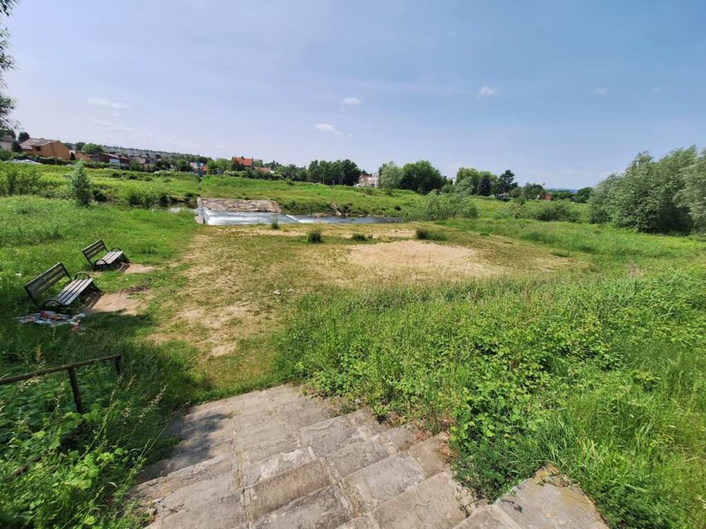 Tyle zostało po plaży nad rzeką Kamienica w Nowym Sączu. Jeszcze nie tak dawno wypoczywali tam mieszkańcy [ZDJĘCIA]