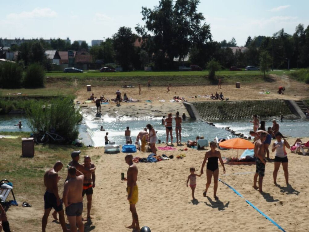 Tyle zostało po plaży nad rzeką Kamienica w Nowym Sączu. Jeszcze nie tak dawno wypoczywali tam mieszkańcy [ZDJĘCIA]