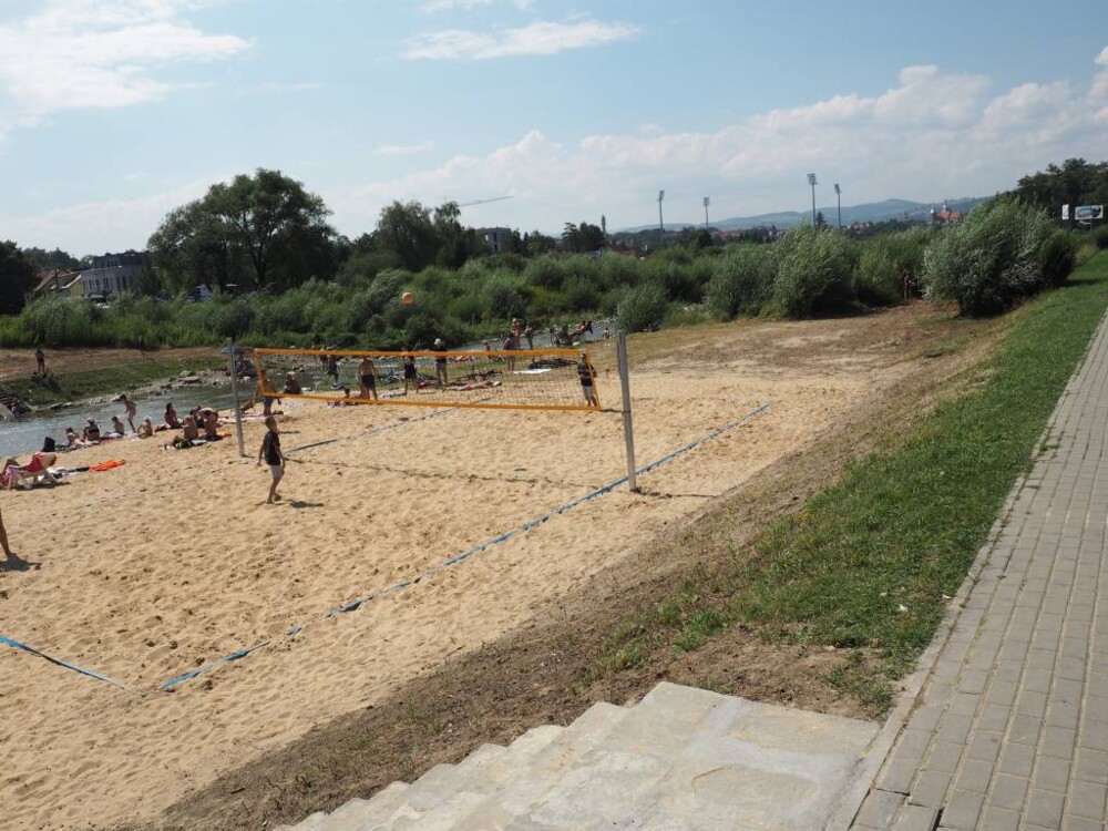 Tyle zostało po plaży nad rzeką Kamienica w Nowym Sączu. Jeszcze nie tak dawno wypoczywali tam mieszkańcy [ZDJĘCIA]
