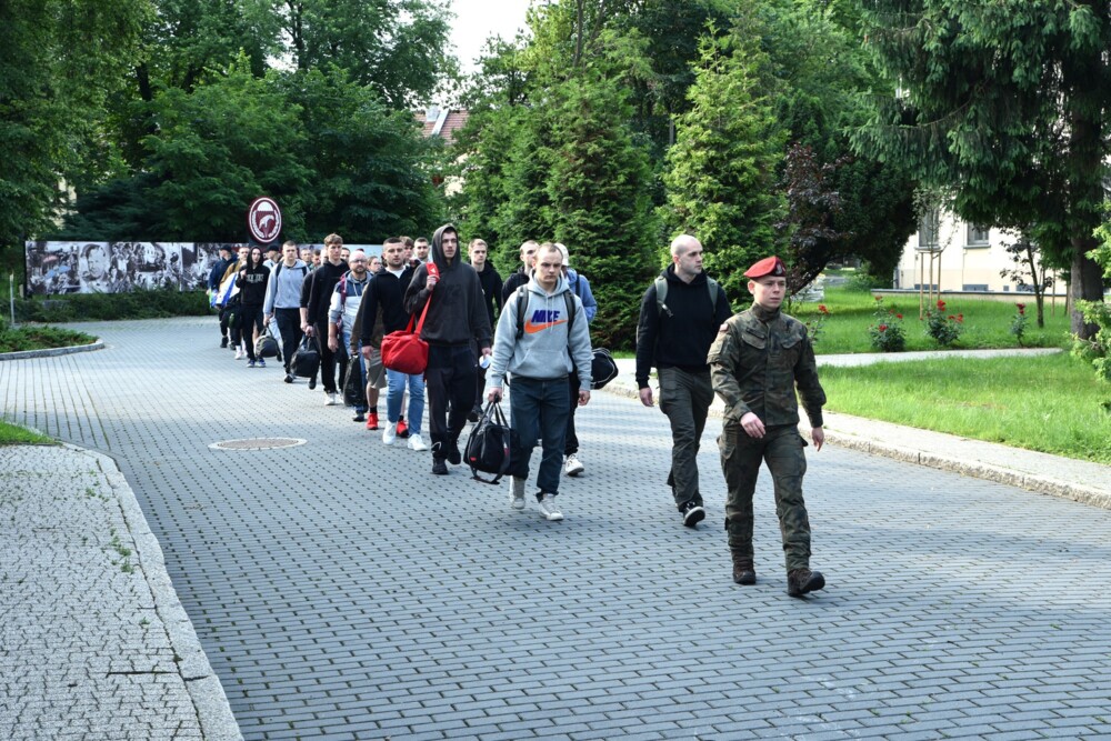 Zamiast do pracy w polu, na pole bitwy. Letnia akcja wojska