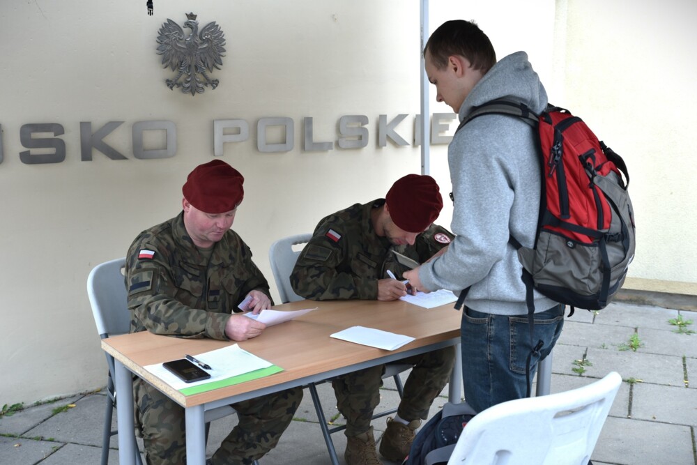 Zamiast do pracy w polu, na pole bitwy. Letnia akcja wojska