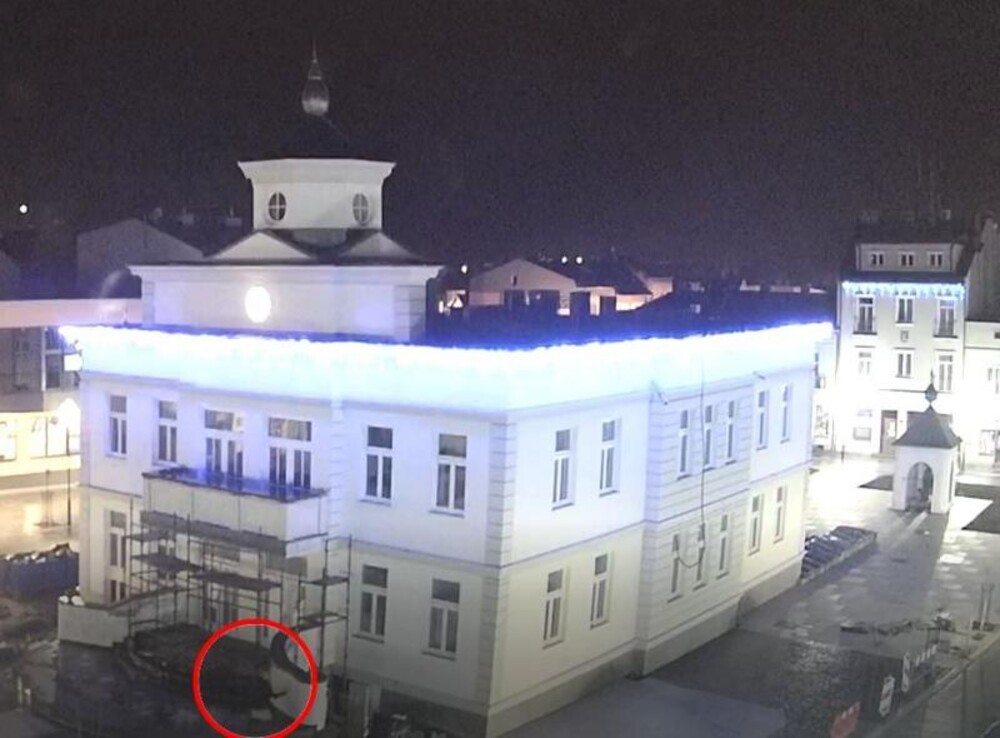 Nagrał to monitoring: obrazili Golbę i zniszczyli elewację ratusza w Muszynie
