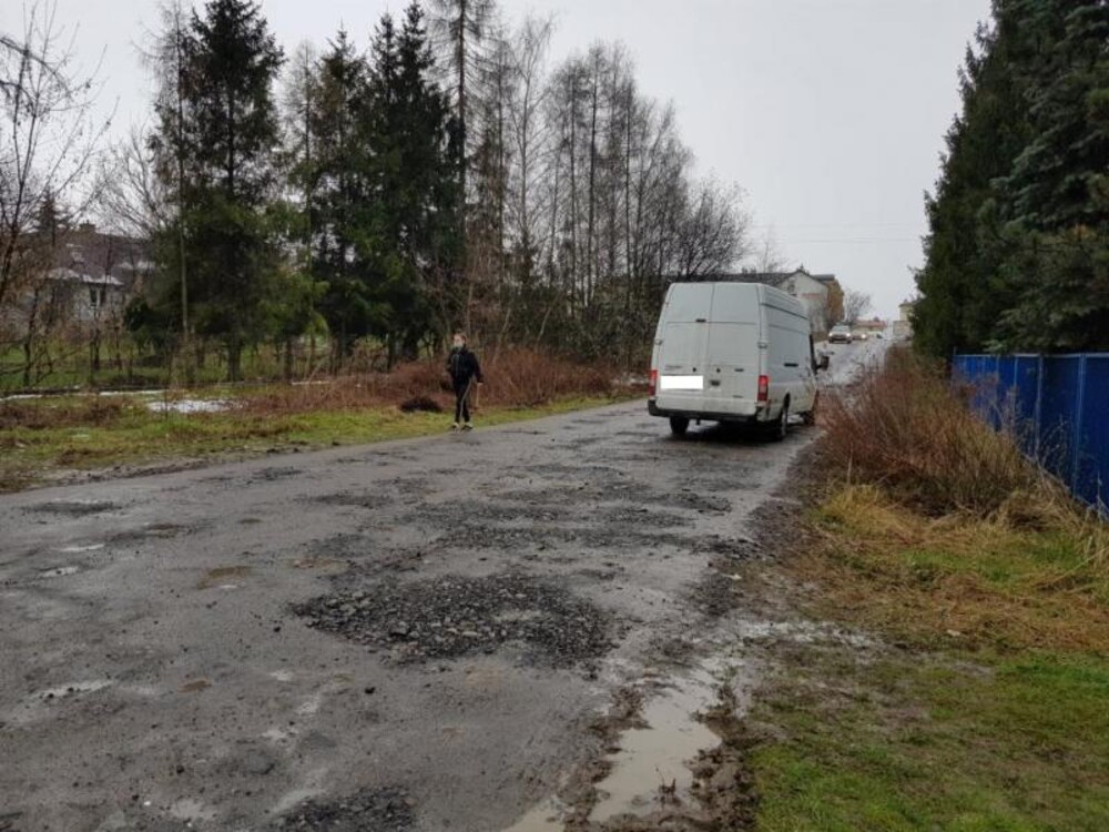 To nie droga, ale wszyscy tędy jeżdżą. Kierowcy apelują do MZD o naprawę