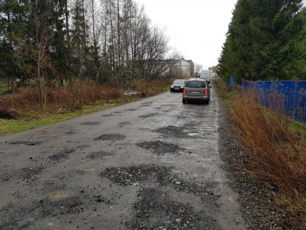 Zasypują dziury w trybie awaryjnym. Mowa o dojeździe na Błonie w Nowym Sączu