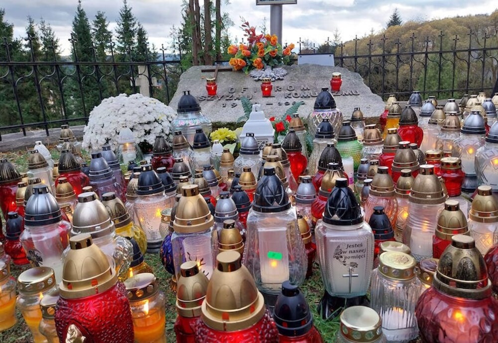Krynica: 1 listopada na cmentarzach zapłonęło tysiące zniczy. Dziś Dzień Zaduszny, wspomnienie wszystkich wiernych zmarłych