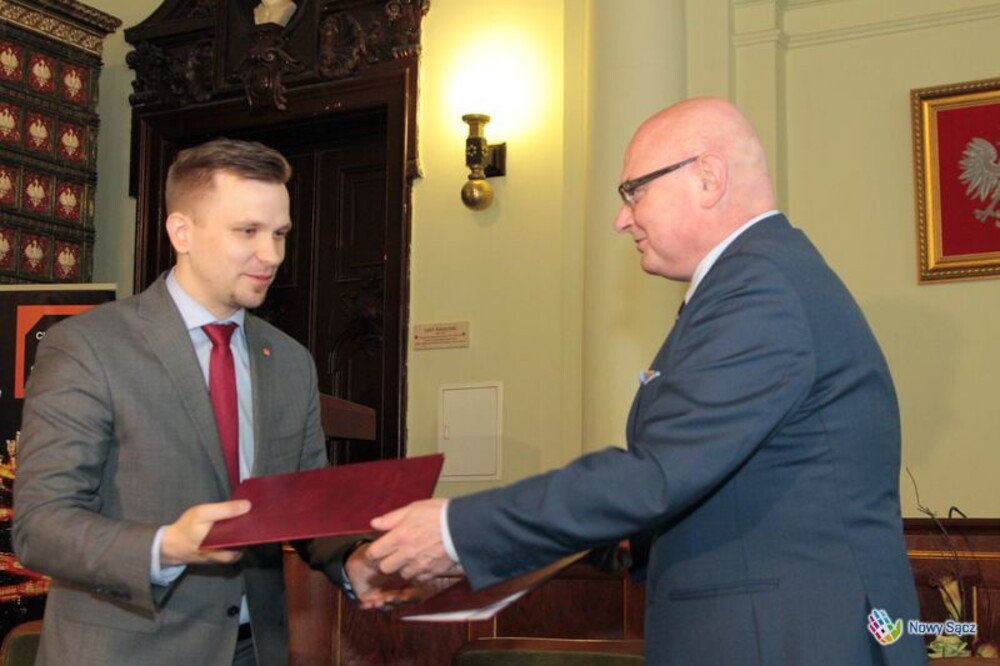 Orange zarzuci na Nowy Sącz sieć za 18 mln złotych. To będzie światłowód 