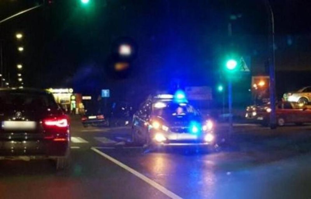 Wstrząsające sceny przed galerią handlową w Nowym Sączu. Na miejscu pojawiła się policja