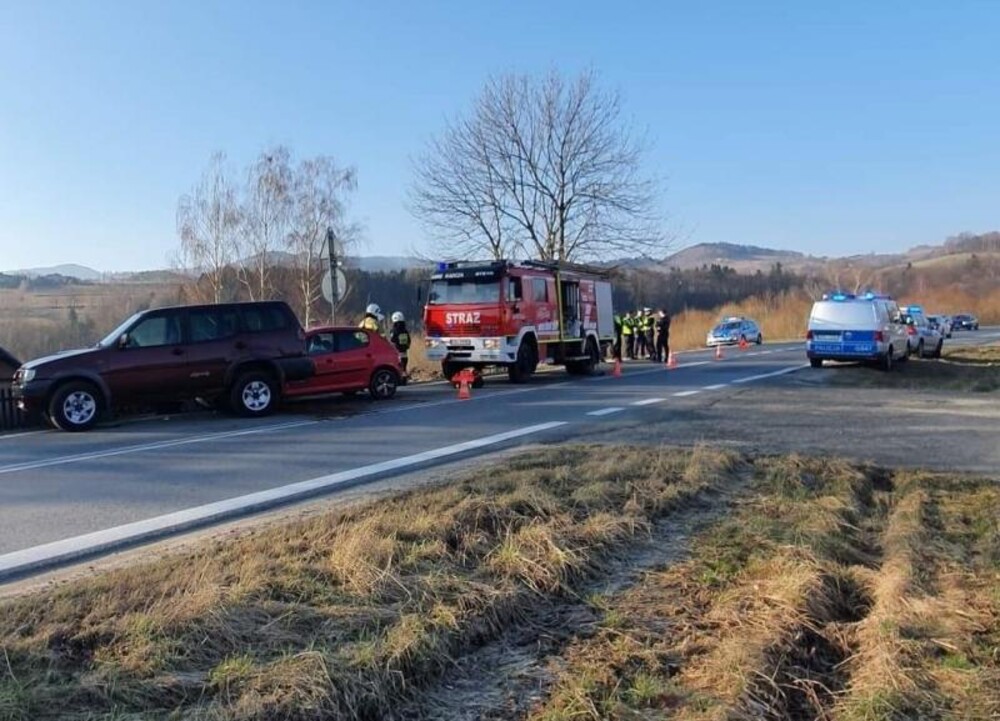 Wypadek na ruchliwej trasie. W Kadczy zderzyły się dwa samochody [ZDJĘCIA]