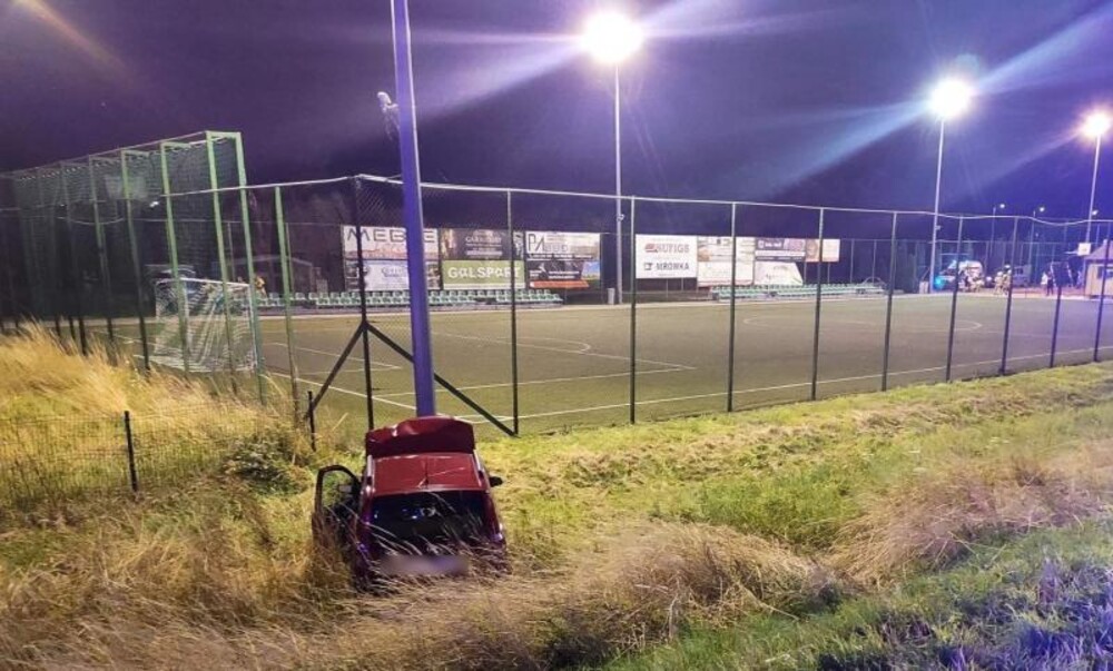 Wypadek w Jazowsku. Samochód uderzył w ogrodzenie boiska sportowego