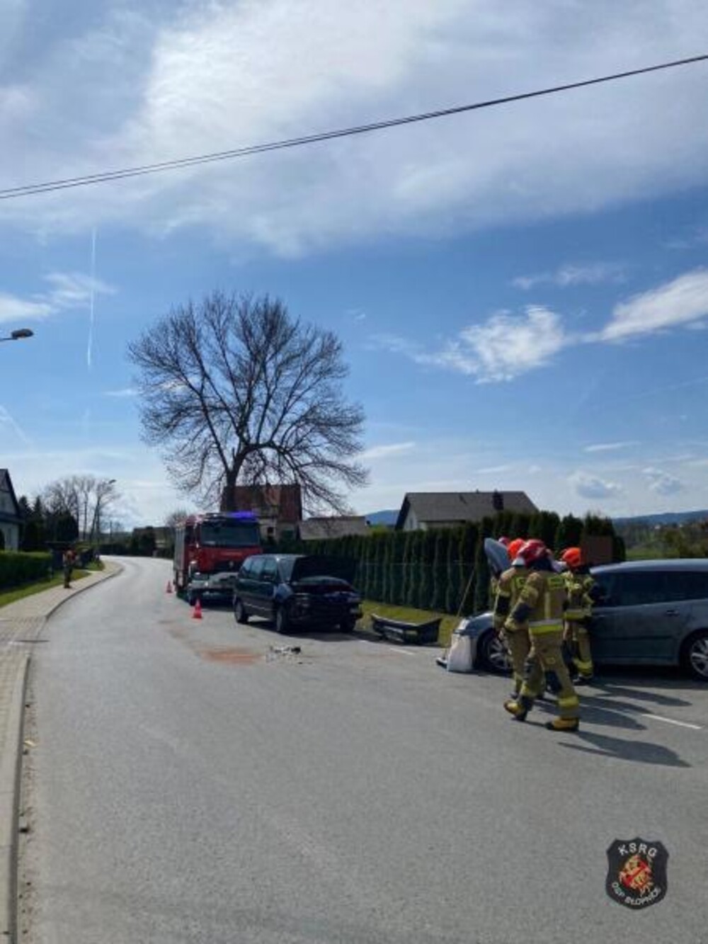 Fatalne przedpołudnie dla dwóch kierowców. Rozbite samochody i ratownicy w akcji