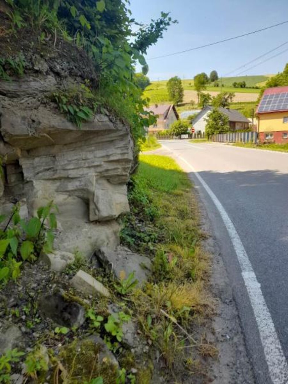 Przydonica: robią powiatówkę, ale tych skał z zakrętu nie usuną. Uwaga, na wahadło