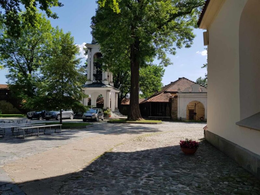 Dziedziniec wokół bazyliki św. Małgorzaty wymaga pilnego remontu. W planach coś jeszcze [ZDJĘCIA]