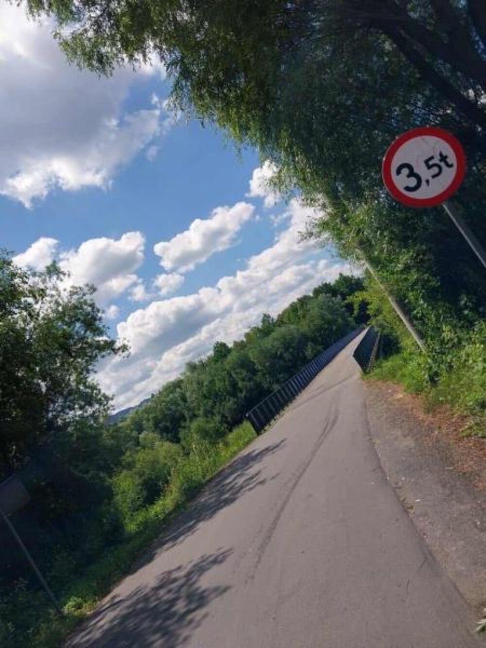 Nawojowa: kto na tym wąskim moście ma pierwszeństwo? Znaku nie ma
