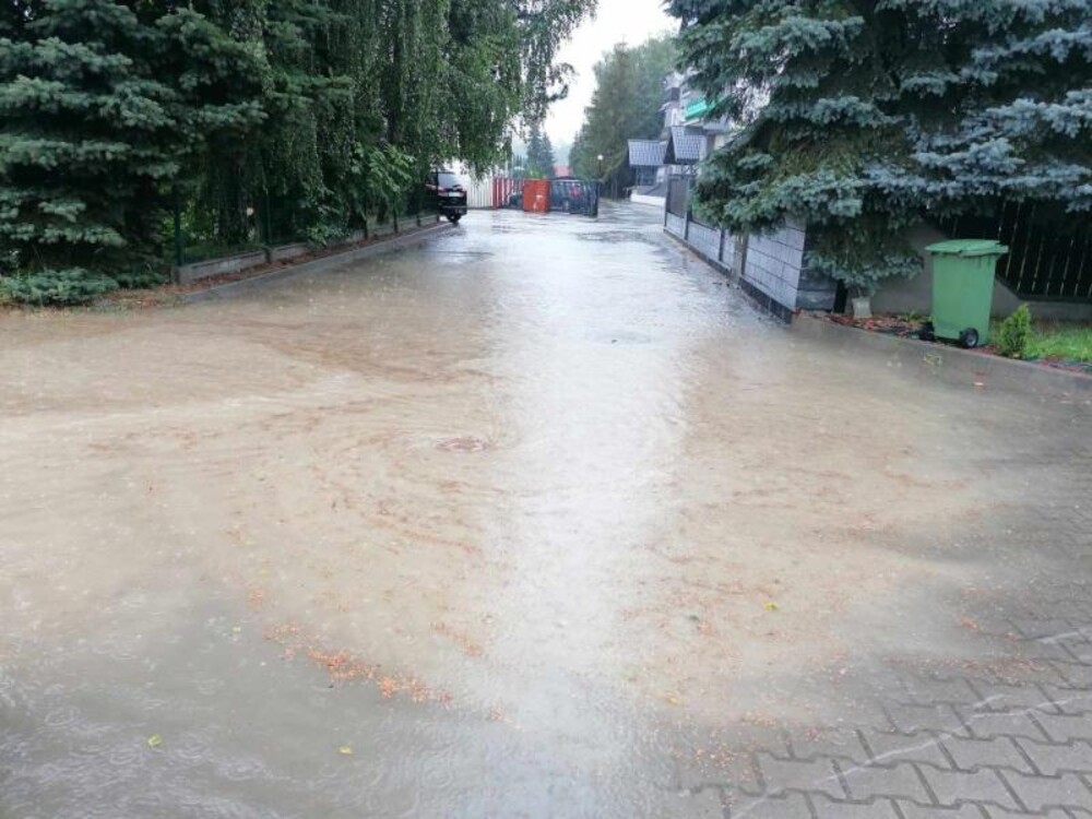 Zalane ulice w Nowym Sączu. Na Husarskiej woda wlewała się ludziom do piwnic