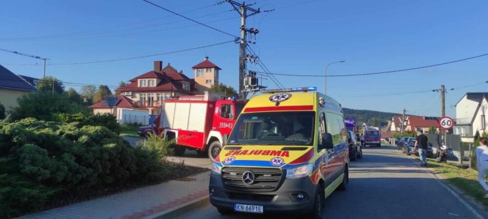 Poważny wypadek w Niskowej. Samochód zderzył się z motocyklem