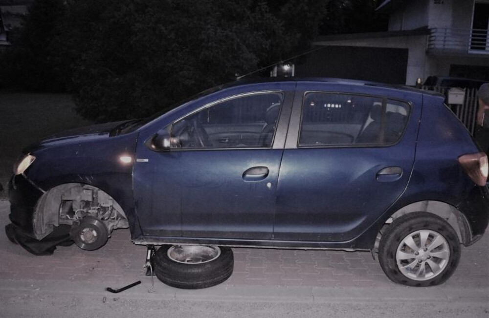Ledwo stał na nogach i… naprawiał auto na drodze. Policja przyjechała momentalnie