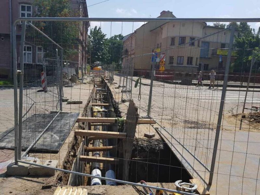Skrzyżowanie ul. Matejki z ul. Kopernika zamknięte. Pracownicy MPEC uwijają się jak w ukropie [ZDJĘCIA]