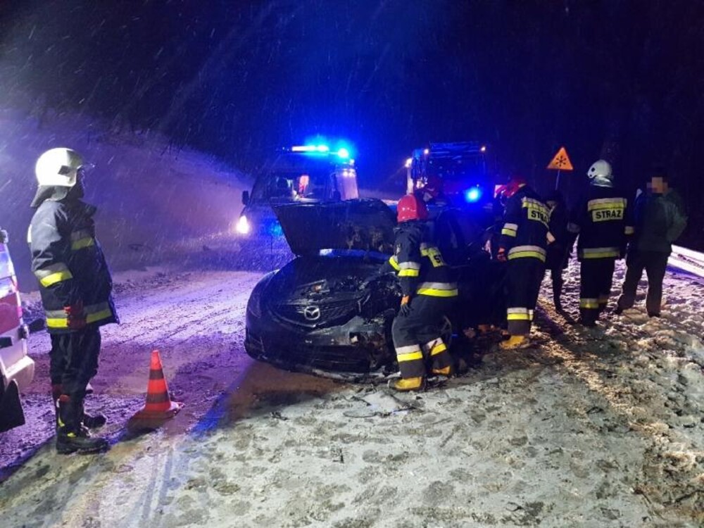 Wpadł w poślizg i zderzył się czołowo z innym samochodem. Aż trzy osoby ranne 