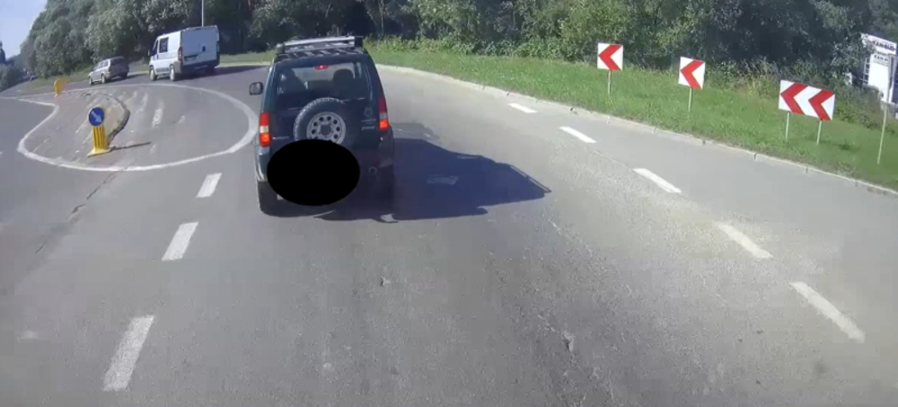 Co on zrobił na drodze w Nowym Sączu! Było o krok od poważnego wypadku [WIDEO]