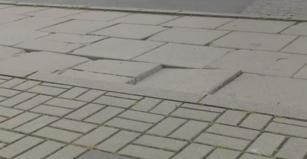 Chodnik na Asnyka, jak źle ułożone puzzle