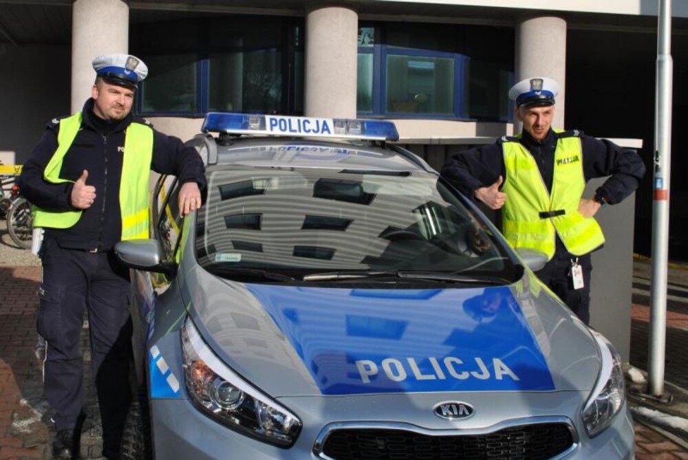 Gorliccy policjanci eskortowali do szpitala ciężko chore dziecko