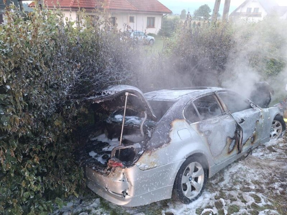 Nad ranem w Brzeznej wybuchł pożar. BMW było całe w płomieniach [ZDJĘCIA]