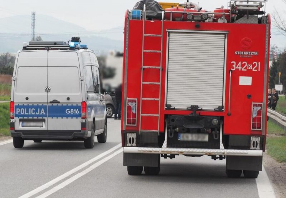 Groźny wypadek w Ropie. Motocyklistka z impetem uderzyła w ciągnik rolniczy