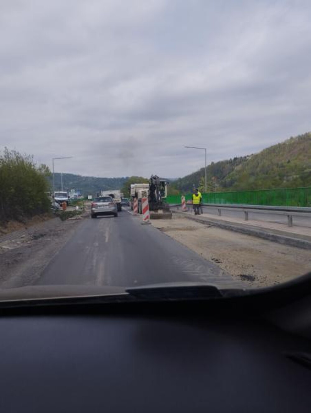 Łącko/DW 969/Zabrzeż: dwóch pracuje, trzech się przygląda. Ile można robić kilometr drogi