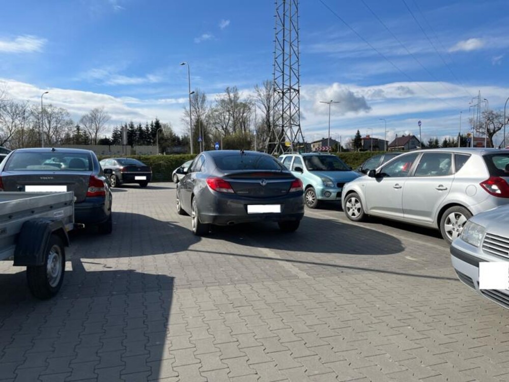 „Inteligentny bezobjawowo” ! Jedno auto a cztery miejsca zajęte!