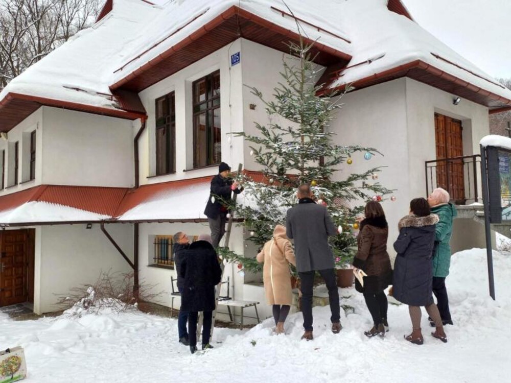 Na sądeckim osiedlu Falkowa choinka ubrana, świąteczne paczki trafiły do seniorów [ZDJĘCIA]