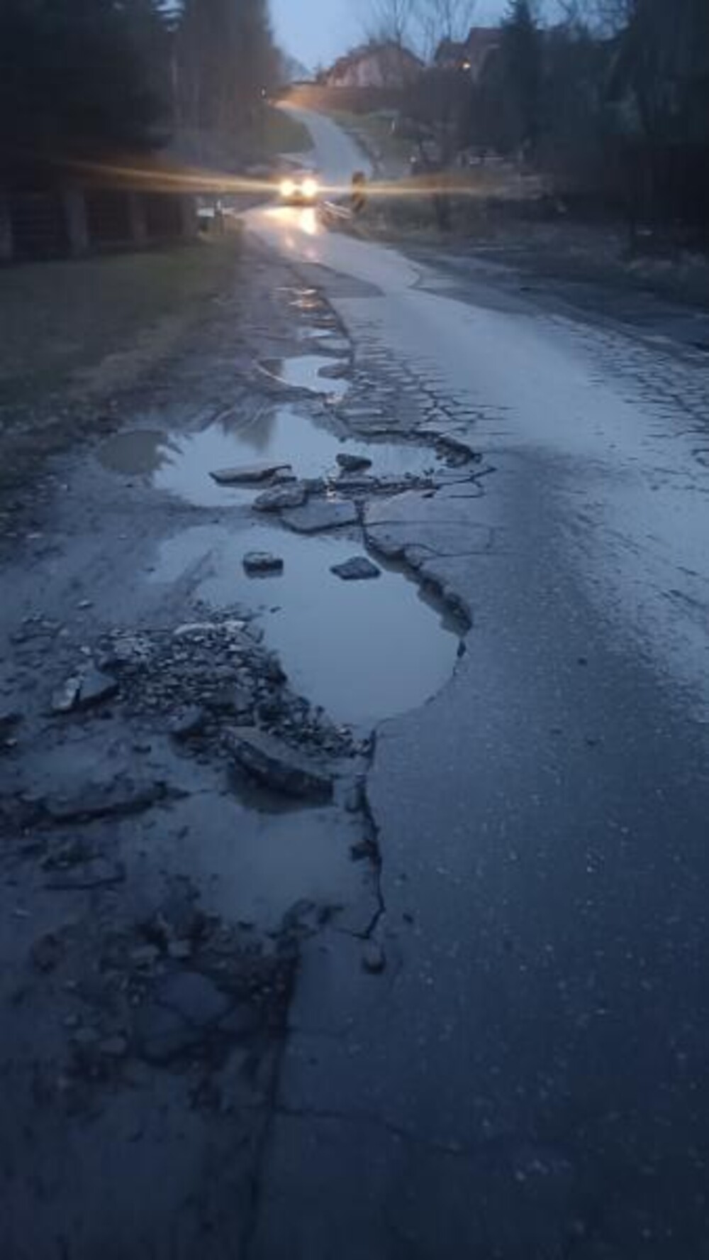 Nowy Sącz: a co Ty wiesz o dziurach? Na tych aż poszło koło! Uważajcie na ulicy Orkana