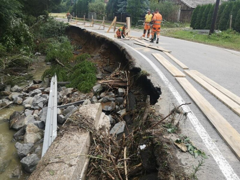 Potoczek a wyrwał kawał drogi na odcinku 30 metrów! Uwaga na powiatówce 