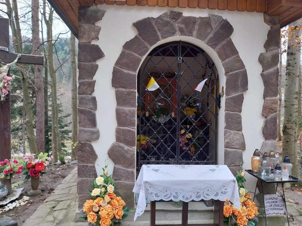 Muszyna: Kapliczka Matki Boskiej Królowej Polskiej była kiedyś okradziona i zbezczeszczona
