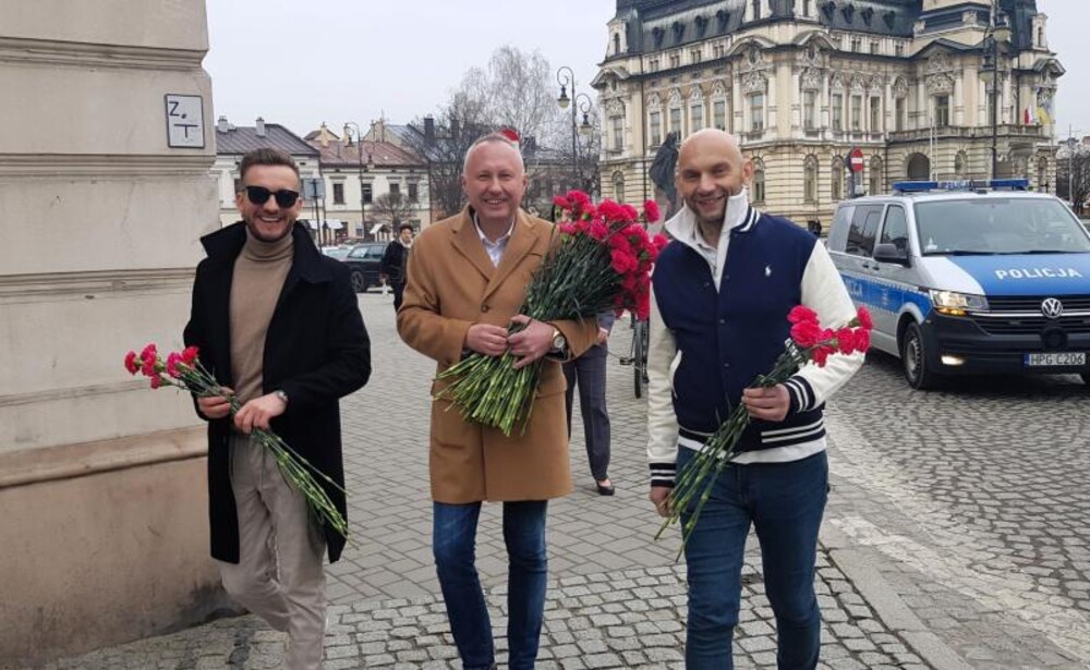 Dzień Kobiet: czerwone goździki od prezydenta Nowego Sącza